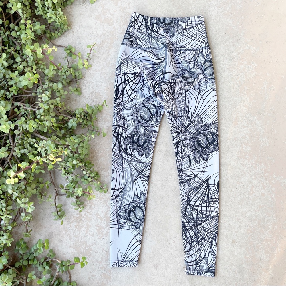 Beyond Yoga Reversible Lotus High Rise Leggings - Picture 4 of 6